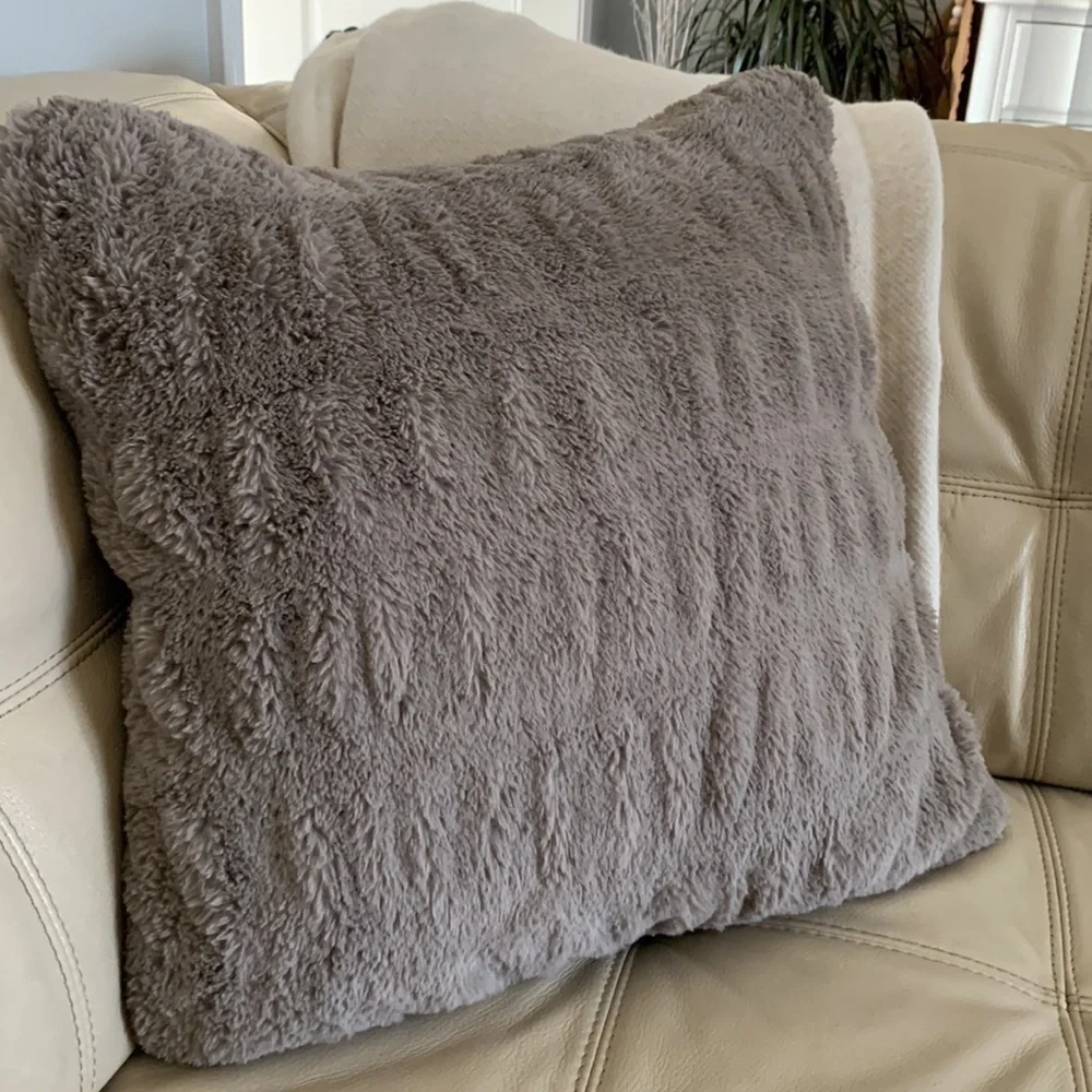 Celebrity home‎ accent home pillow faux fur size 20x 20
